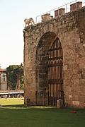 Jewish Cemetary 34: the gate in the wall