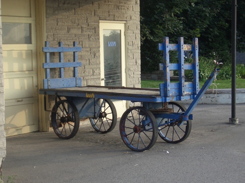 [Picture: Luggage cart 2]