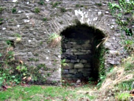 [picture: Restormel Castle 40: Niche under the bridge]