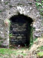 [picture: Restormel Castle 41: Niche under the bridge 2]