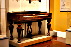 [picture: Old keyboard instrument 3]