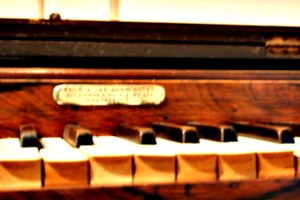 [picture: Old keyboard instrument 4]