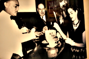 [picture: Bet you can't mug 3: photographed]