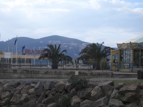 [Picture: Mandelieu, with a hill in the background]