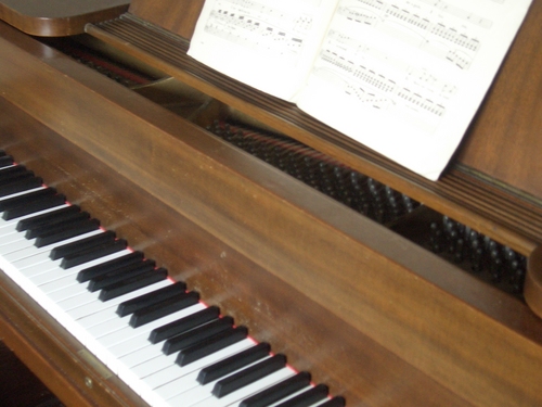 [Picture: Piano keyboard from the side]