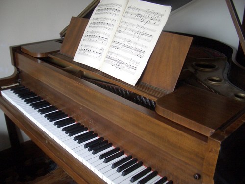 [Picture: Baby grand piano]