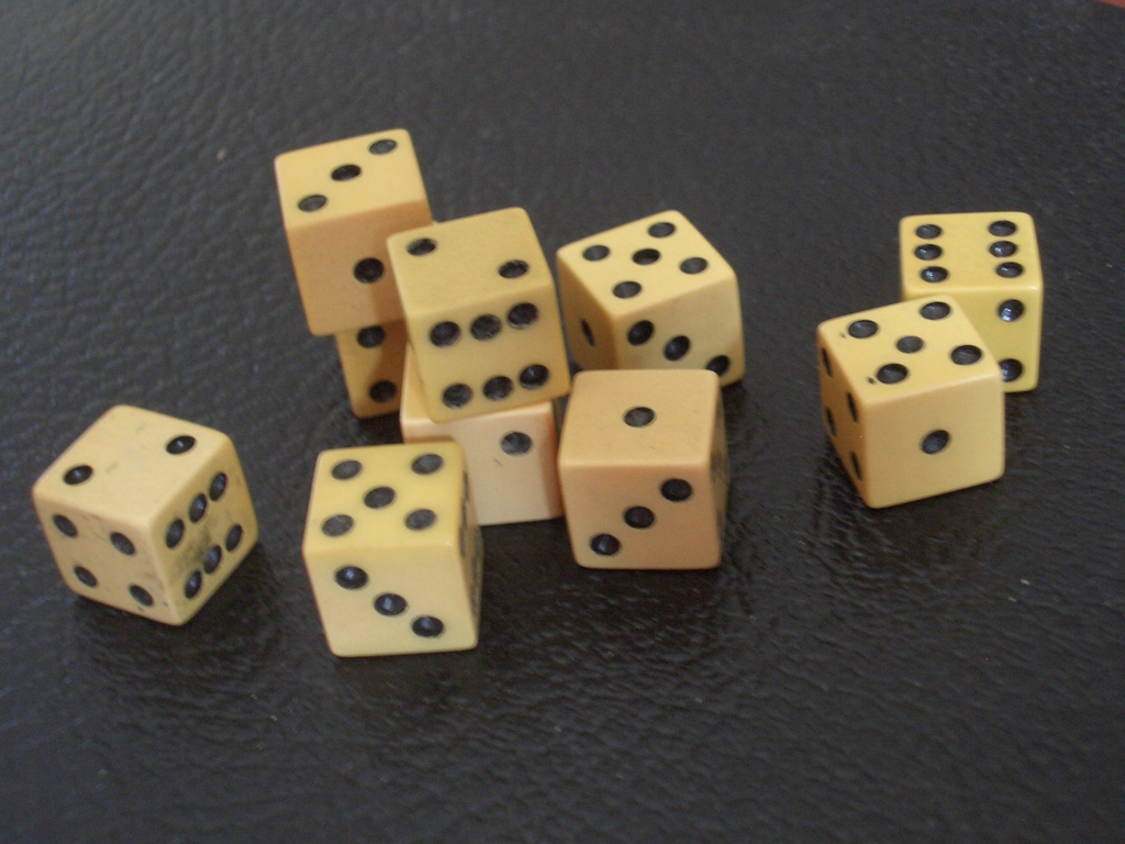 [Picture: ivory gaming dice 4]
