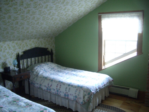[Picture: Green Bedroom]