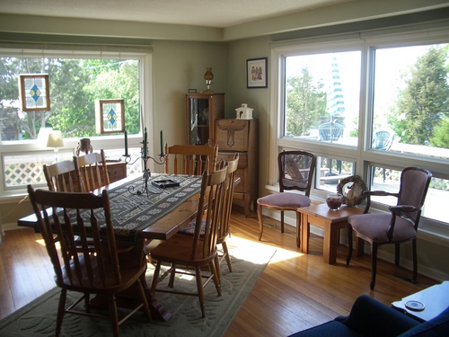 [Picture: Dining room]