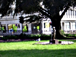 [picture: statue of urinating boy 2]