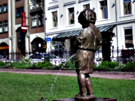 [picture: statue of urinating boy 3]