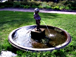 [picture: statue of urinating boy 4]