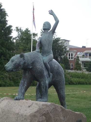 [Picture: Sculpture: boy riding bear]