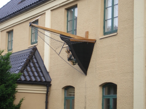 [Picture: Ship’s figurehead on a building]