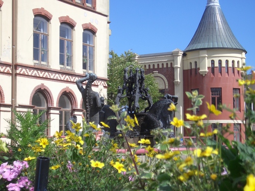 [Picture: Statues in Norway]