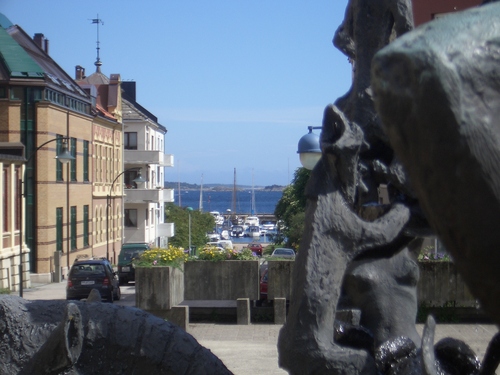 [Picture: Statues in Norway]