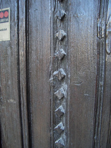 [Picture: Carved door]