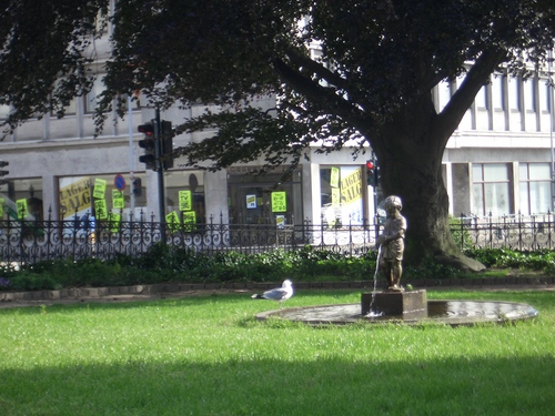 [Picture: statue of urinating boy 2]