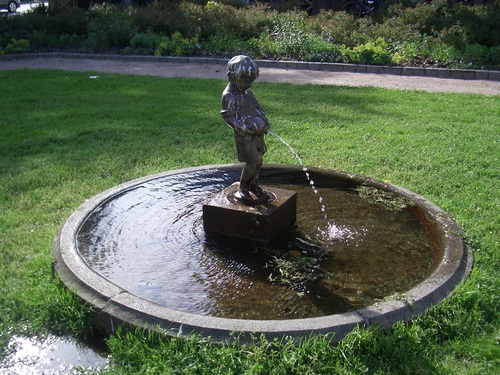 [Picture: statue of urinating boy 4]