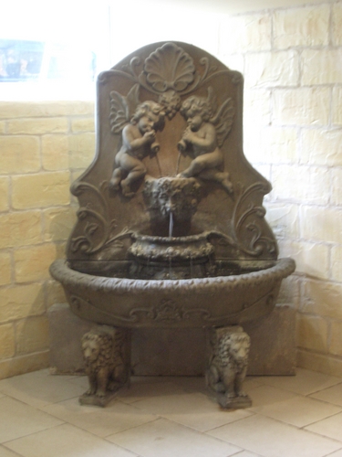 [Picture: Portable fountain]