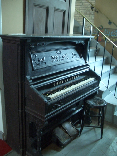 [Picture: Antique pedal organ 2]