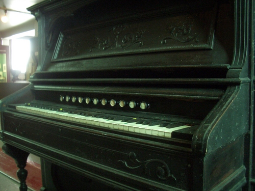 [Picture: Antique pedal organ 3]
