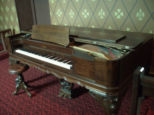 [Picture: Square piano]