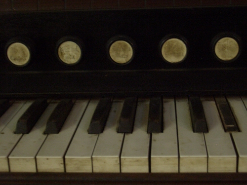 [Picture: Organ keyboard]