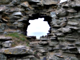 [picture: Ruins of Tintagel Castle 7: Hole in the castle wall]