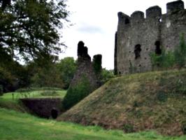 [picture: Restormel Castle 39: Gatehouse from the other side 2]