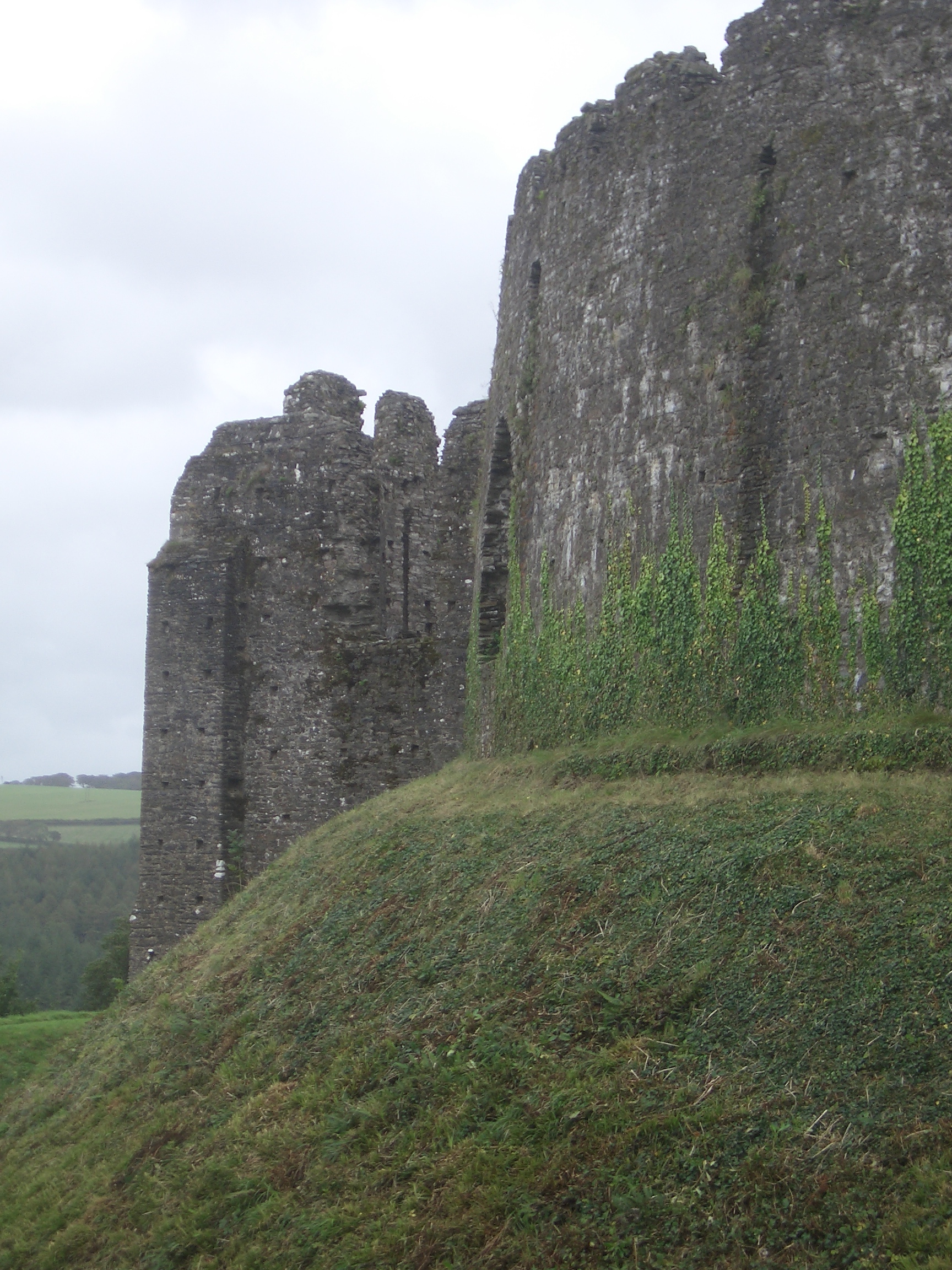 [Picture: Restormel Castle 6: Curtain wall]