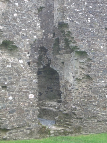 [Picture: Restormel Castle 31: Crumbling masonry]