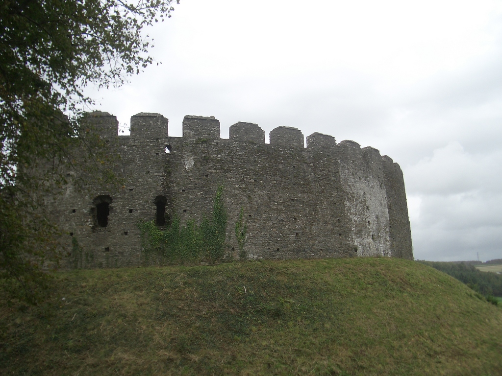 [Picture: Restormel Castle 35: Castle wall from the outside]