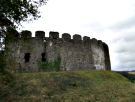 [Picture: Restormel Castle 35: Castle wall from the outside]