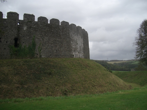 [Picture: Restormel Castle 36: Castle wall from the outside 2]