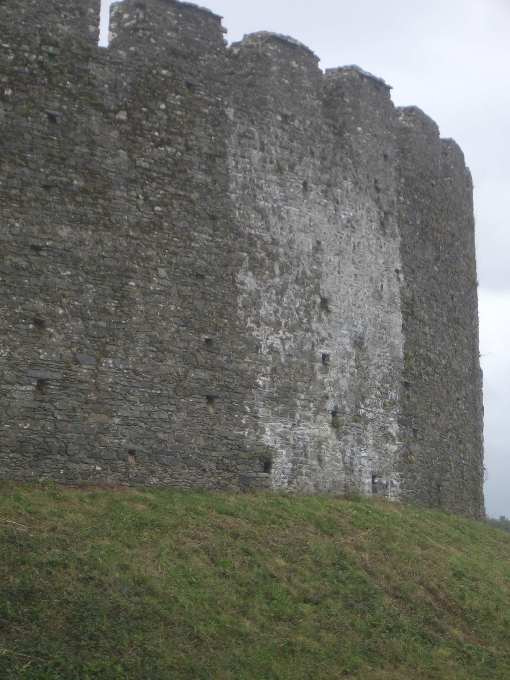 [Picture: Restormel Castle 37: Castle wall from the outside 3]