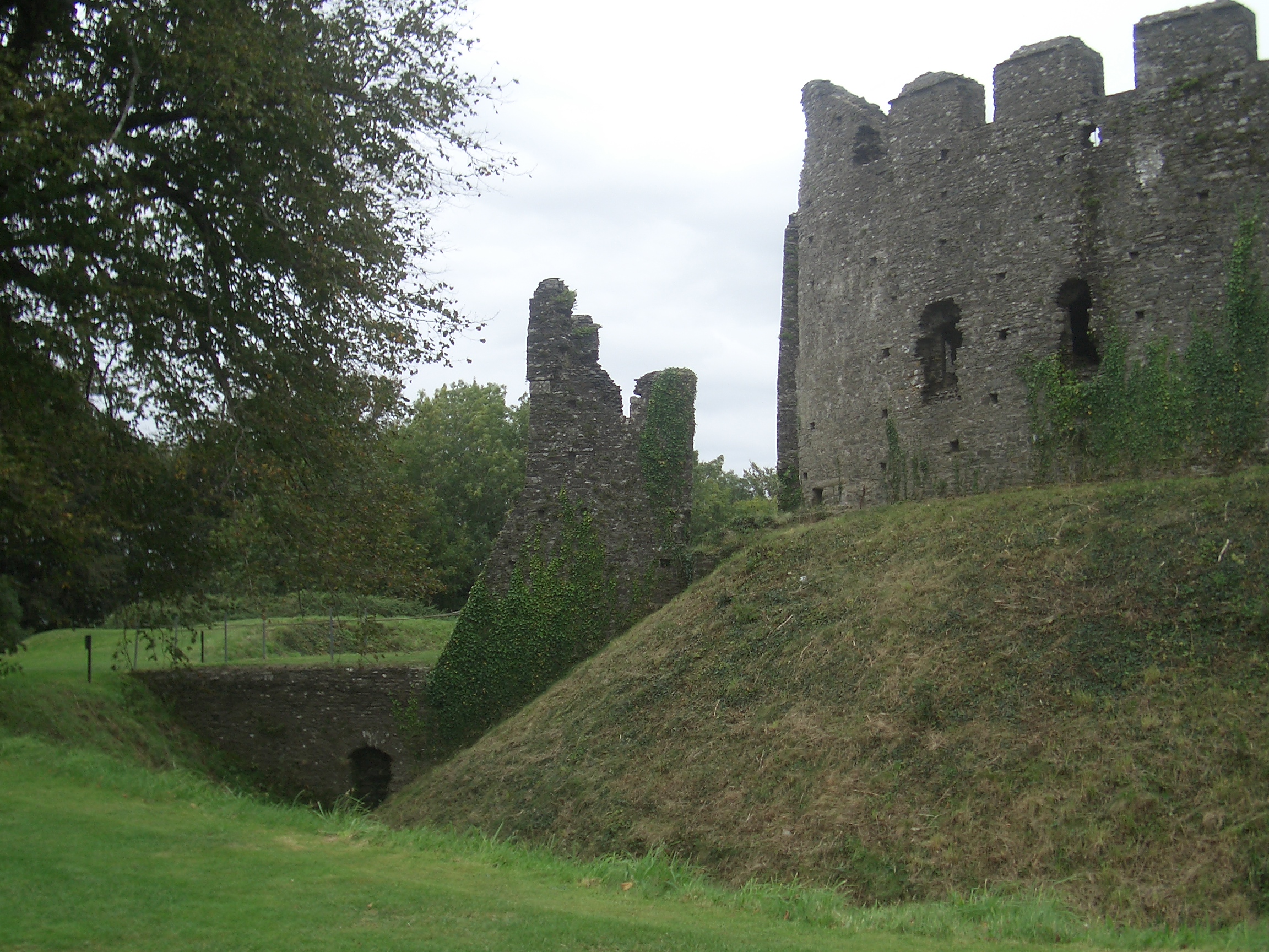 [Picture: Restormel Castle 39: Gatehouse from the other side 2]