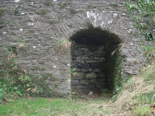 [Picture: Restormel Castle 40: Niche under the bridge]