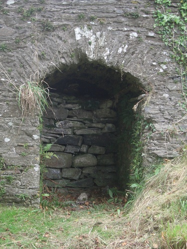 [Picture: Restormel Castle 41: Niche under the bridge 2]