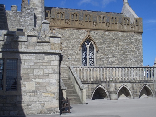 [Picture: Castle chapel from the outside]