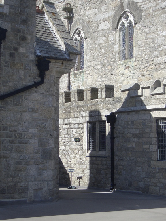 [Picture: Inner courtyard of the Castle]