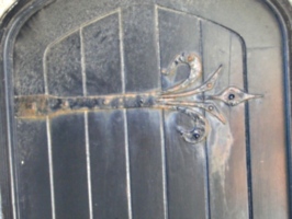 [Picture: Door hinge]