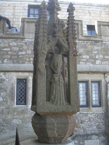 [Picture: Statue outside the church 2]