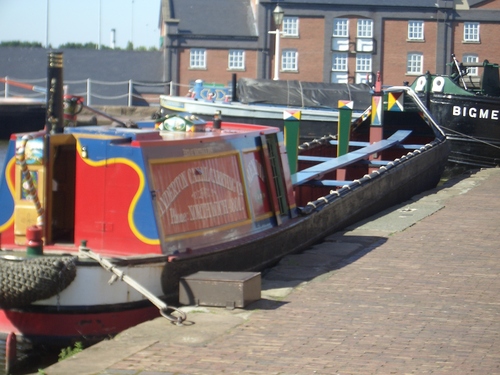 [Picture: narrowboat]