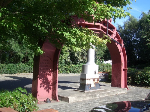 [Picture: Red metal arch]