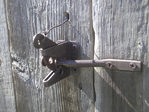 [Picture: Door latch]