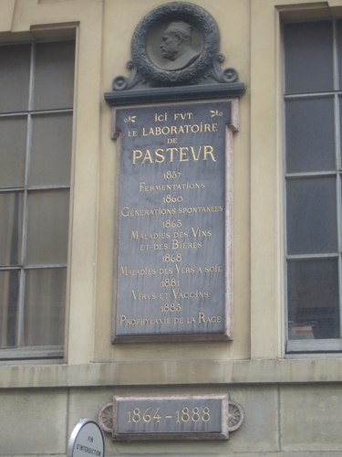 [Picture: Monument to Pasteur]