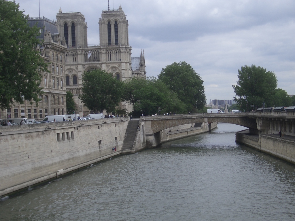 [Picture: Bridge to Notre Dame]
