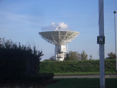 [Picture: Rutherford-Appleton radio telescope 2]