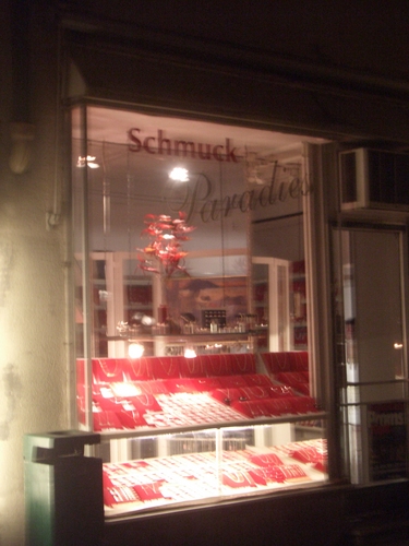 [Picture: Schmuck Paradies]